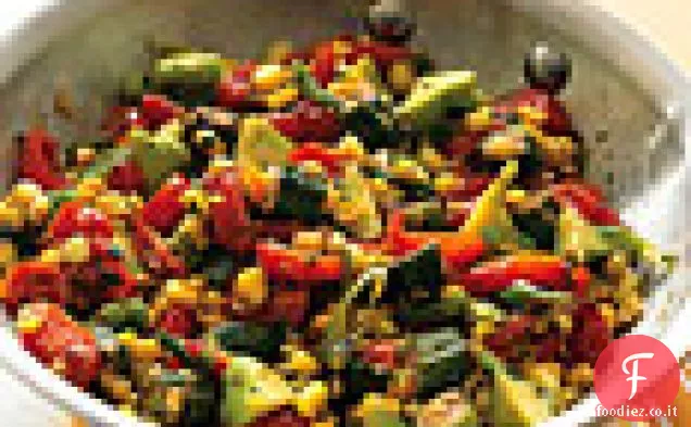 Soffriggere il mais fresco con pomodori, zucca e gombo fritto