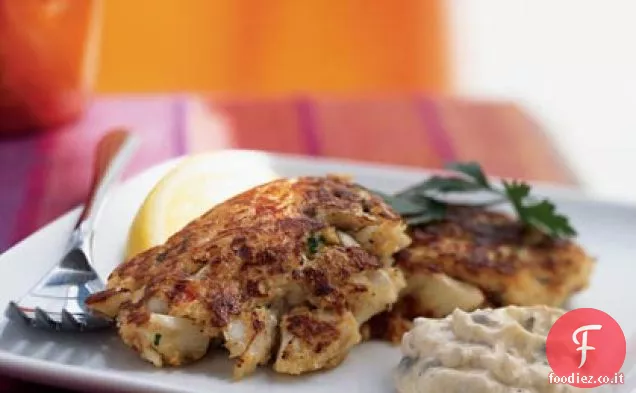 Torte di granchio della Louisiana con salsa tartara creola