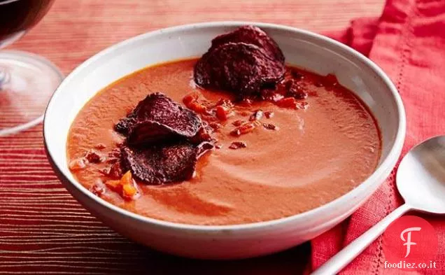 Zuppa di pomodoro e barbabietola refrigerata