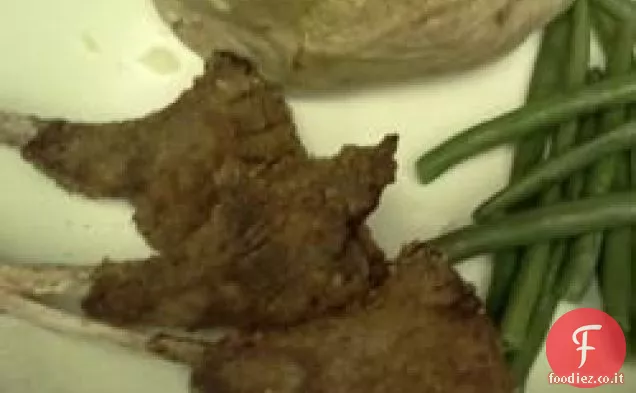 Costolette di agnello marinate e impanate con rosmarino e aglio