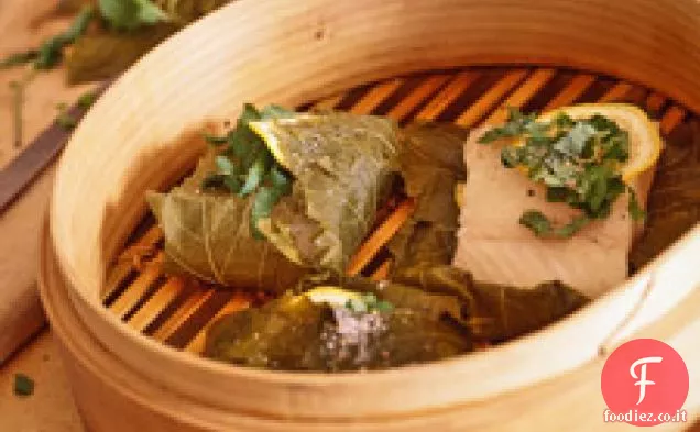 Halibut cotto a vapore in foglie di vite