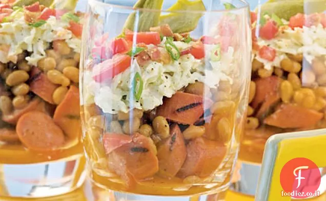 Insalate barbecue a strati con hot dog alla griglia