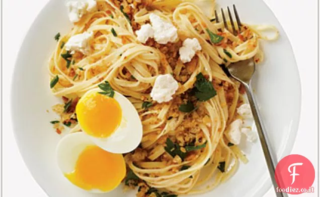 Pasta di pangrattato alle noci con uovo morbido