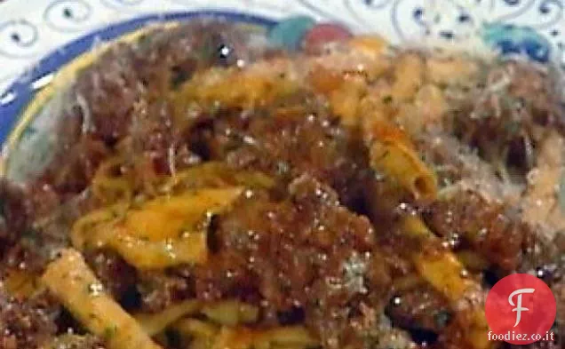 Pasta a forma di erbaccia con Ragù di Salsiccia: Gramigne con la Salsiccia