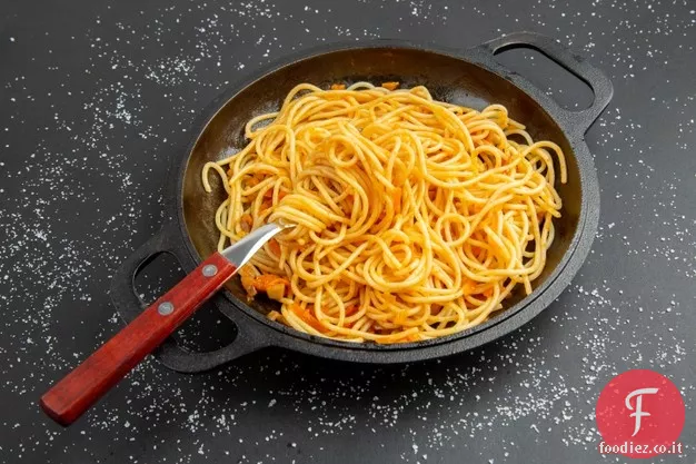 Spaghetti con pollo e salsa di arachidi tailandese