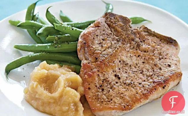 Braciole di maiale fritte in padella e salsa di mele fatta in casa