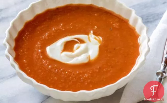 Zuppa di pomodoro refrigerata all'arancia