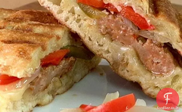 Panini caldi con salsiccia italiana con peperoni sottaceto