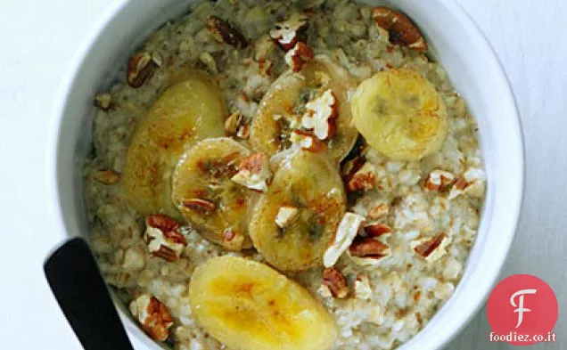 Farina d'avena tagliata in acciaio con noci pecan tostate e banane caramellate