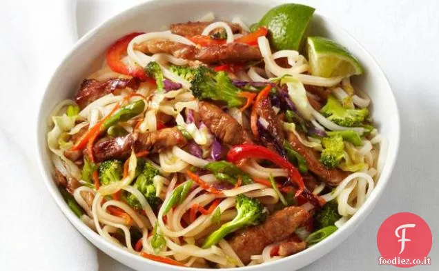 Carne di maiale e noodle saltate in padella