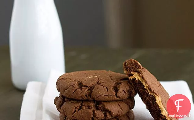 Biscotti al cioccolato ripieni di burro di arachidi