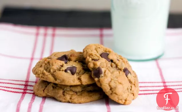 Biscotti con gocce di cioccolato al burro di arachidi
