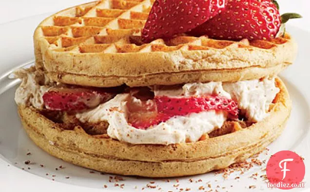 Panini con waffle alla crema di formaggio alla fragola