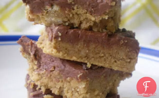 Il caramello al burro di arachidi si sbriciola con la crema al cioccolato fuso