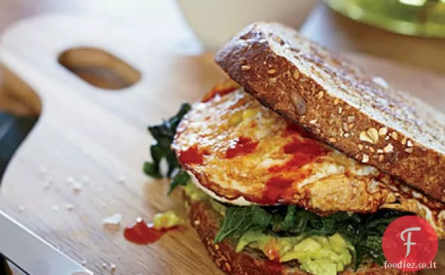 Panino all'uovo con senape e avocado