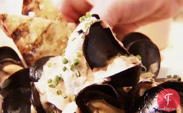 Cozze al vapore con peperoncino piccante Aioli