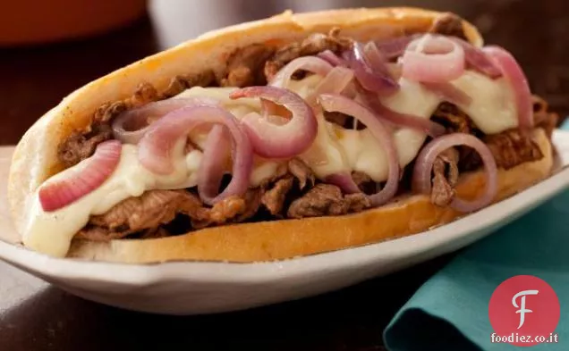 Cheesesteaks Philly con Fontina fusa e cipolle rosse saltate