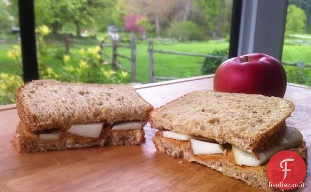 Panino al burro di arachidi alla mela
