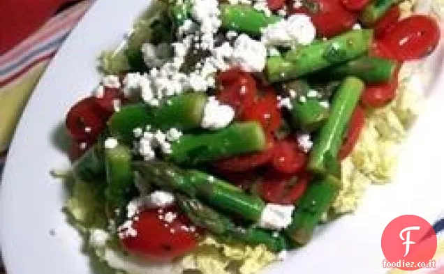 Insalata fresca di asparagi, pomodori e feta