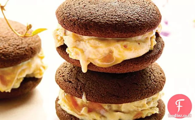 Panini al gelato al cioccolato al burro di arachidi