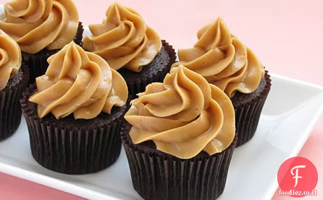 Cupcakes al cioccolato fondente con glassa di mousse al burro di arachidi