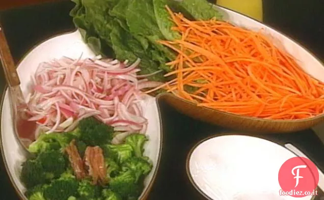 Prepara la tua insalata con condimento all'aglio al limone