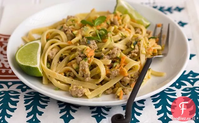 Tagliatelle di arachidi piccanti con carne di maiale e verdure tagliuzzate