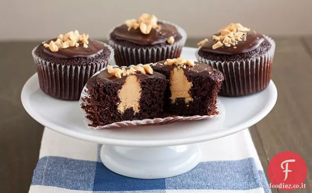 Cupcakes alimentari del diavolo ripieni di burro di arachidi
