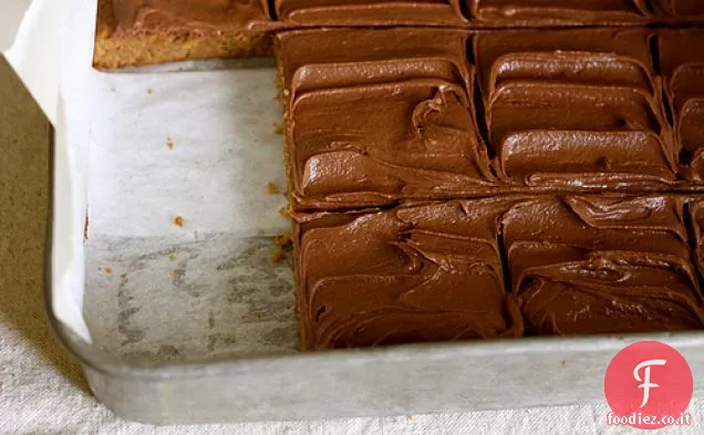 Blondies al burro di arachidi con glassa al cioccolato al latte