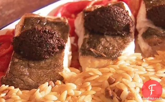 Halibut al forno con tapenade di olive nere su peperoni rossi arrostiti (Rape Asado con Tapenada Negra Y Pimientos Morrones)