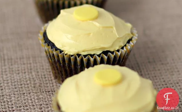Cupcakes al miele al cioccolato con arachidi tostate e vaniglia al miele