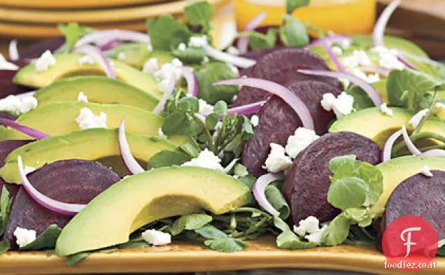 Insalata di barbabietole, formaggio di capra e avocado