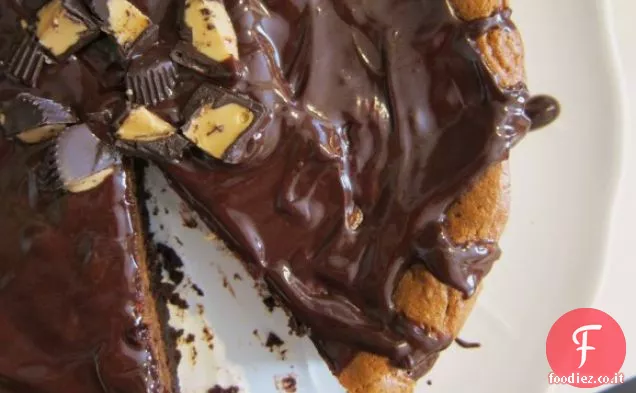 Torta al cioccolato e burro di arachidi senza farina con glassa al cioccolato caldo