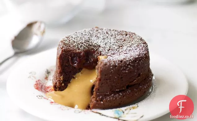 Torta al cioccolato fuso con ripieno di burro di arachidi