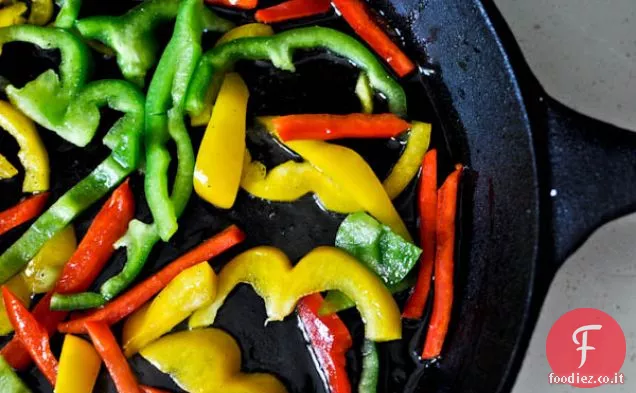 Padella di pollo con peperoni e arachidi