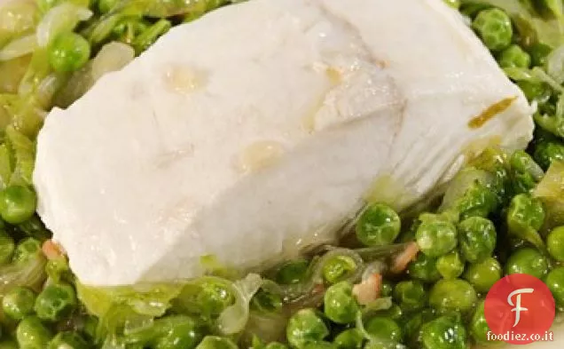 Halibut brasato servito in casseruola con piselli alla Francaise