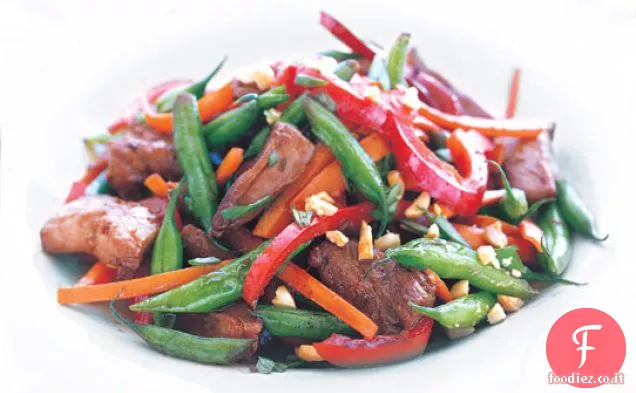 Carne di maiale saltata in padella con fagiolini e arachidi