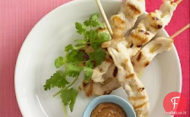 Satay di pollo con salsa di arachidi e chutney