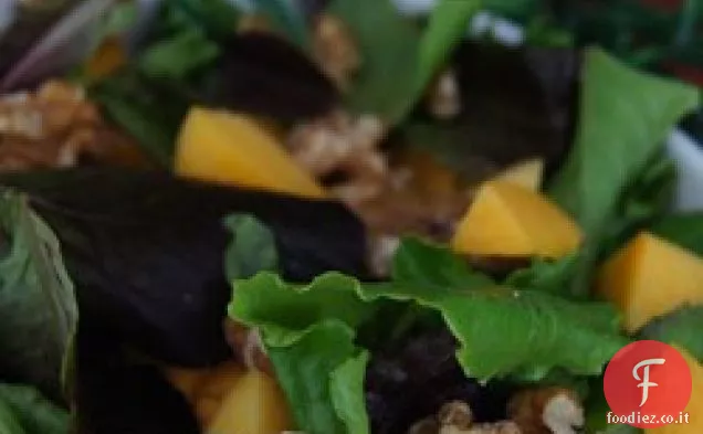 Insalata di pollo con pesche e noci