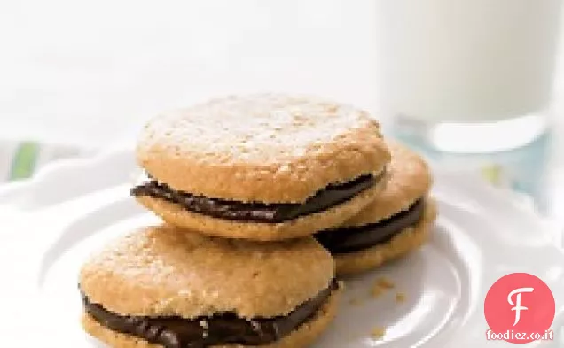 Biscotti sandwich al cioccolato al burro di arachidi