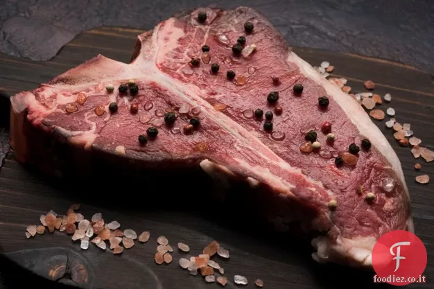 Bistecche di T-Bone in crosta di pepe alla griglia con burro Worcestershire-Erba cipollina