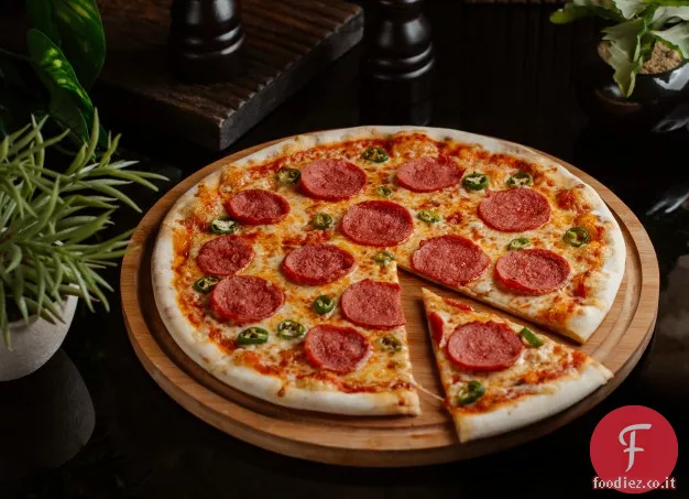 Pizza alla griglia con salsiccia calda, Peperoni e Cipolle grigliate e Ricotta all'Origano