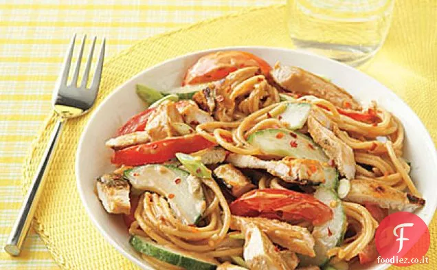 Spaghetti di sesamo asiatici con pollo