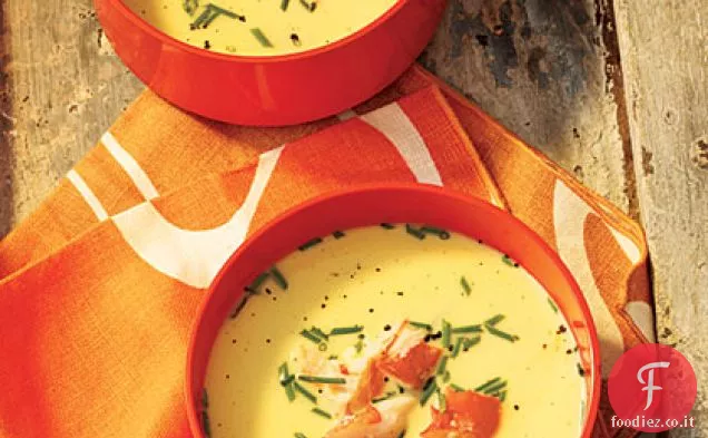Zuppa di mais fresca refrigerata con granchio reale