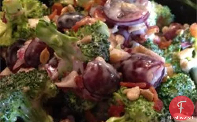 Insalata di broccoli con uva rossa, pancetta e semi di girasole