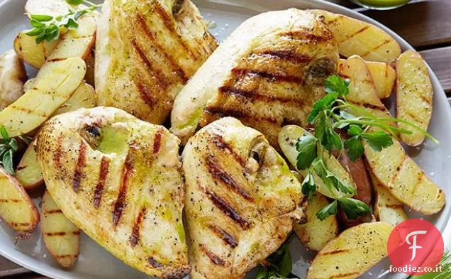 Pollo alla griglia con vinaigrette all'origano e patate alla griglia