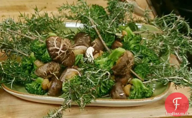 Spiedini di rosmarino di funghi Shiitake, broccoli e spicchi d'aglio