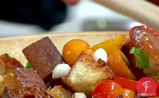 Insalata di crostini di pomodoro e aglio