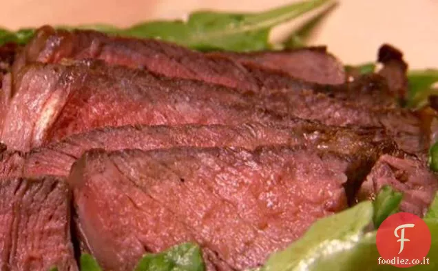 Costata alla griglia con insalata di pomodoro e rucola