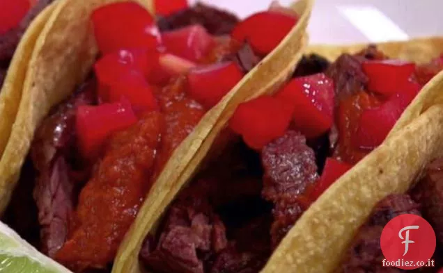 Tacos di bistecca alla griglia con salsa Roja